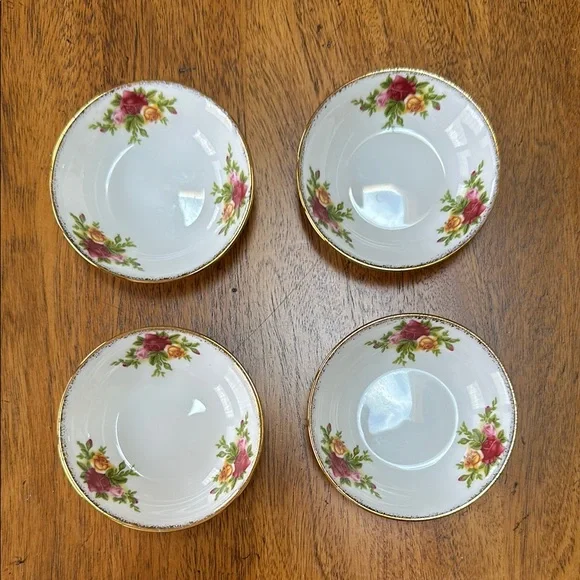 Royal Albert, Old country roses set of 4 elegant,tiny bowls. Diameter: 3 inches. - Picture 1 of 7